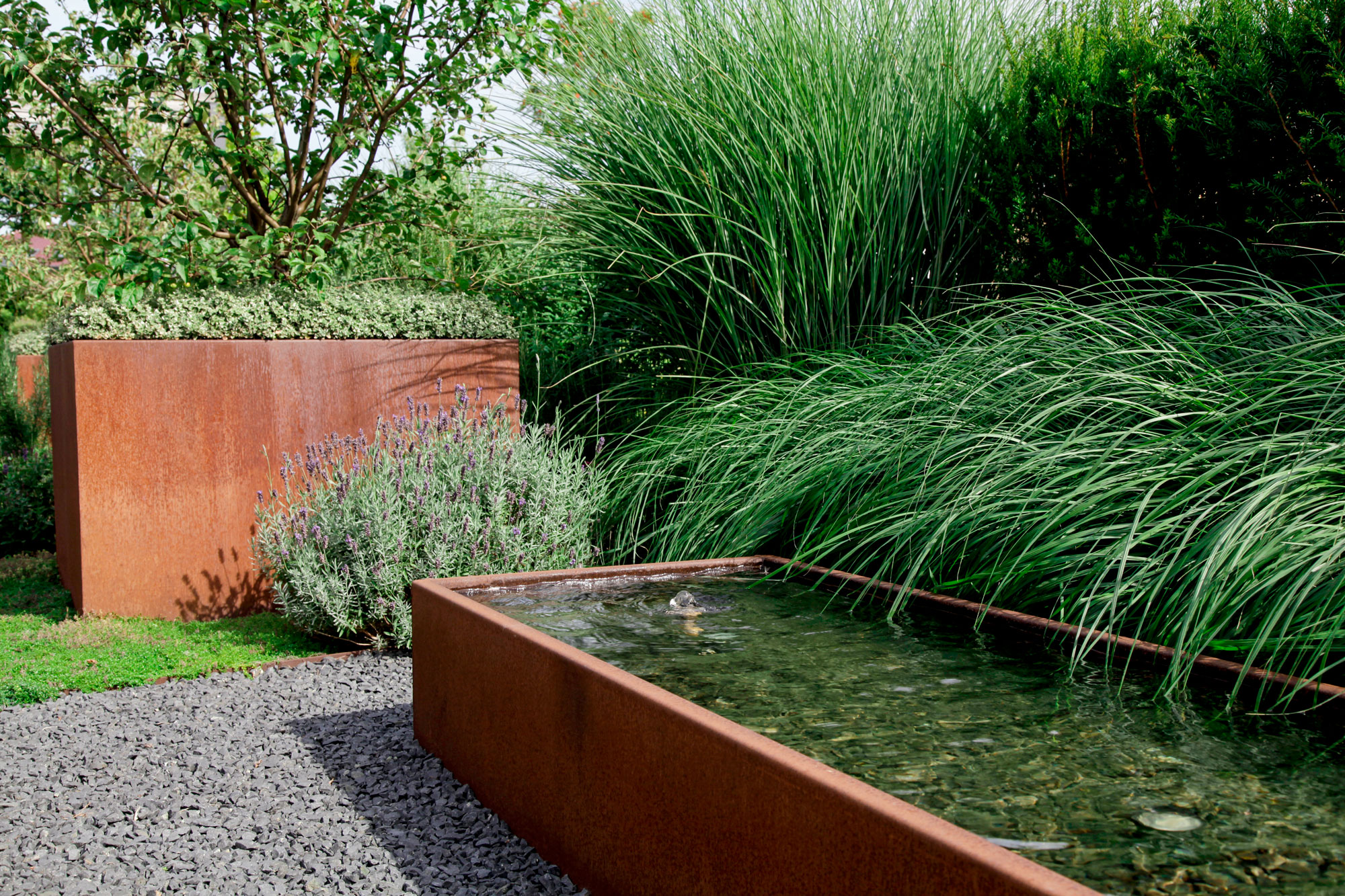 Modern gestalteter Garten mit Stauden, Gräsern und Naturstein